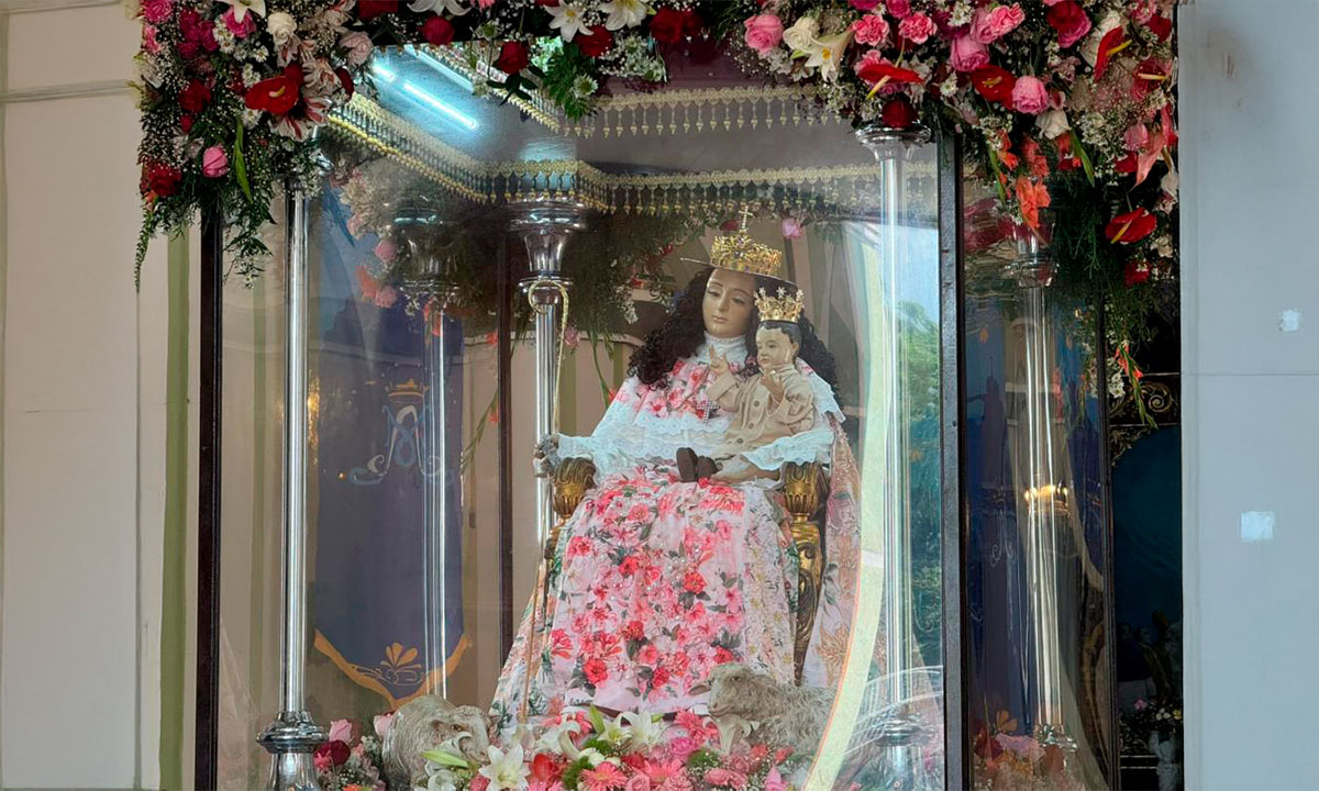 Bancamiga-entrega-3.000-tarjetas-de-la-Divina-Pastora-1