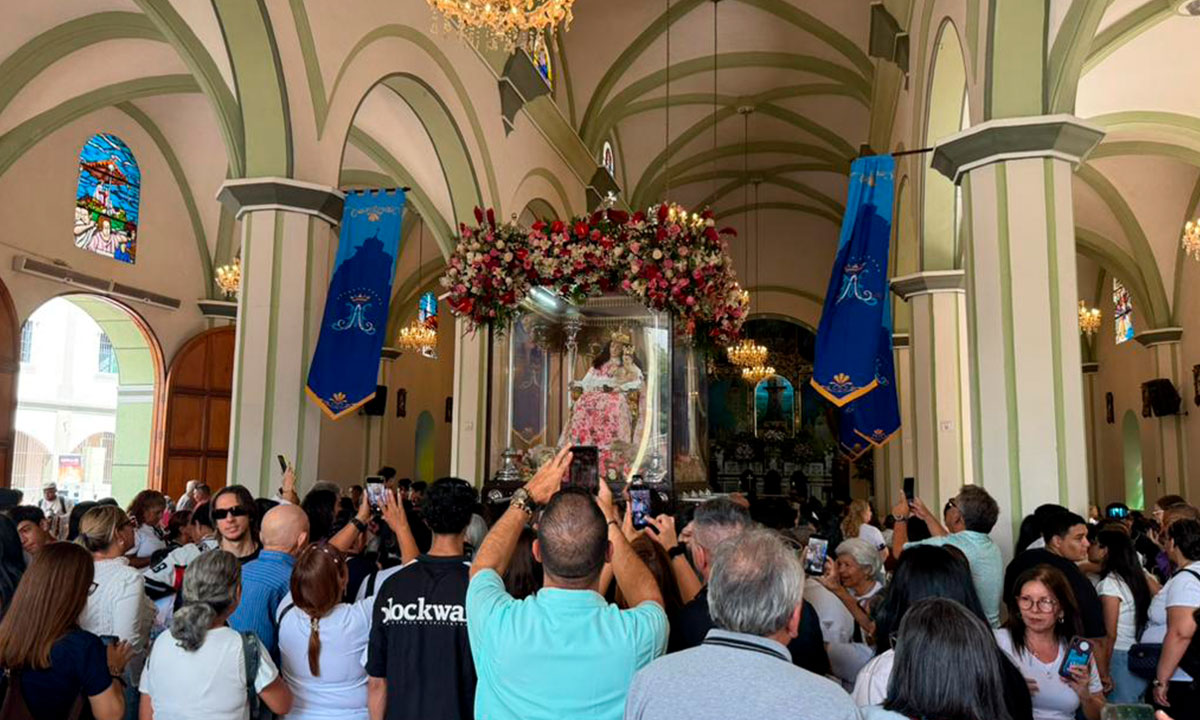 Bancamiga-entrega-3.000-tarjetas-de-la-Divina-Pastora-2