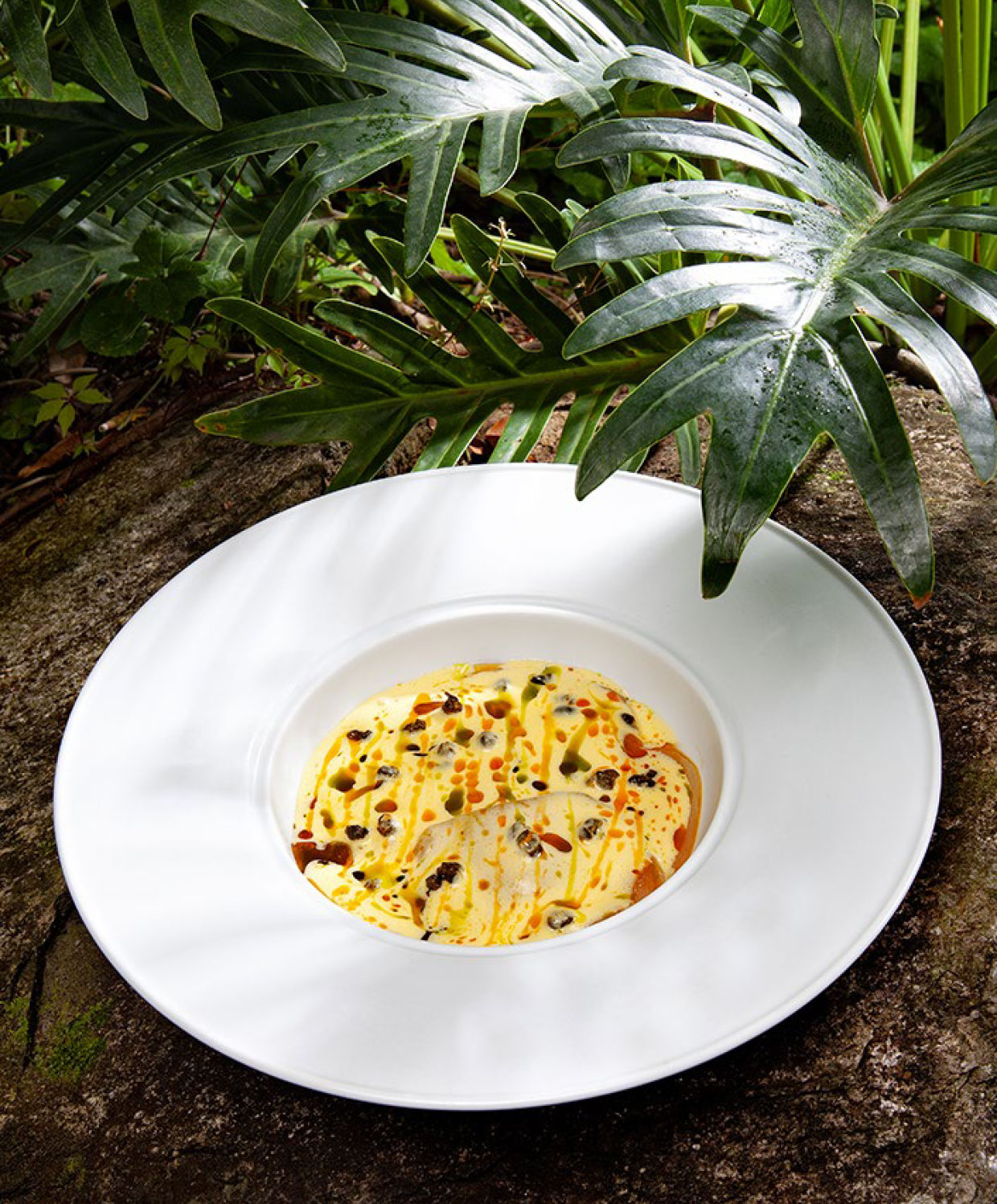 Crudo de pez espada con sabayón de alcaparras