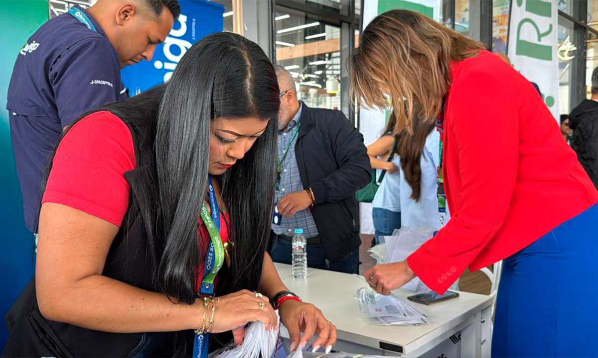 Río-Supermarket-y-Bancamiga-entregan-más-de-2.000-tarjetas-de-crédito-en-Caracas-3