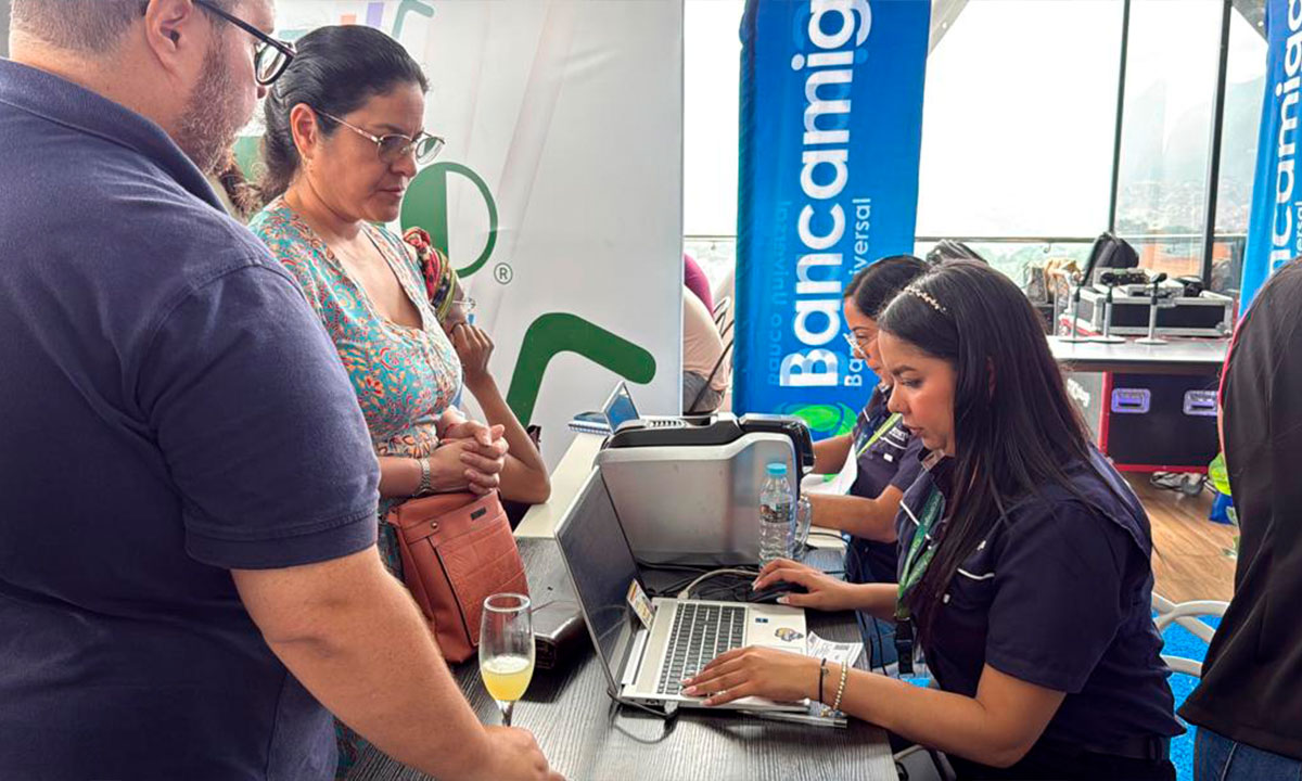 Río-Supermarket-y-Bancamiga-entregan-más-de-2.000-tarjetas-de-crédito-en-Caracas-4