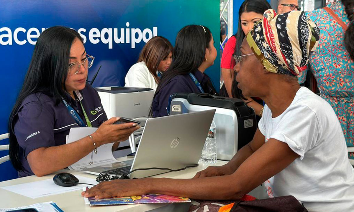 Río-Supermarket-y-Bancamiga-entregan-más-de-2.000-tarjetas-de-crédito-en-Caracas-5